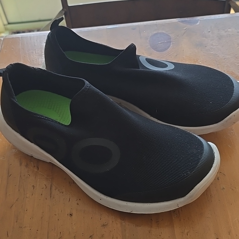 OOFOS OOMg Men's Low Lightweight Black/White Recovery Sneaker Size 9.5